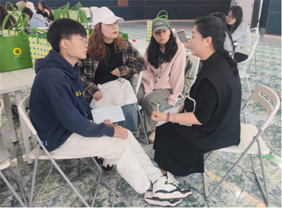 随行同学积极向公司人力资源部门投递简历,并与工作人员进行了深入