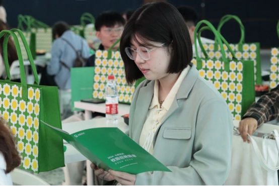 随行同学积极向公司人力资源部门投递简历,并与工作人员进行了深入